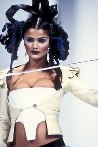 john-galliano-ss-1993-7.thumb.jpeg.8d14cd81fb8dc2ffa0110fe3f2367a91.jpeg