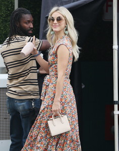 julianne-hough-on-the-set-of-extra-in-la-10317-1.jpg