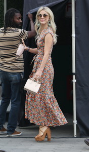 julianne-hough-on-the-set-of-extra-in-la-10317-10.jpg