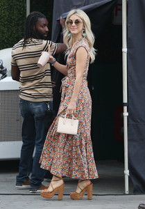 julianne-hough-on-the-set-of-extra-in-la-10317-11.jpg