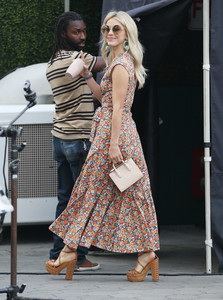 julianne-hough-on-the-set-of-extra-in-la-10317-12.jpg