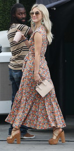 julianne-hough-on-the-set-of-extra-in-la-10317-13.jpg