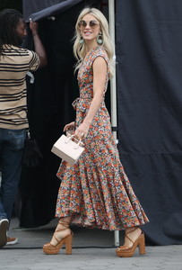 julianne-hough-on-the-set-of-extra-in-la-10317-8.jpg