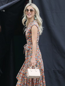 julianne-hough-on-the-set-of-extra-in-la-10317.jpg