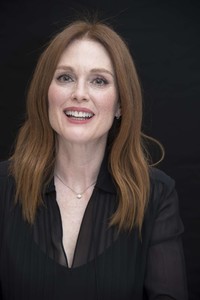 julianne-moore-kingsman-the-golden-circle-press-conference-london-oct-20-2017-10.jpg