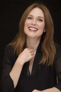 julianne-moore-kingsman-the-golden-circle-press-conference-london-oct-20-2017-7.jpg