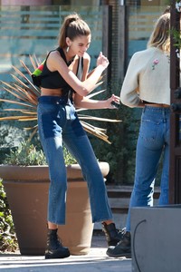 kaia-gerber-out-for-lunch-in-malibu-101117-16.jpg