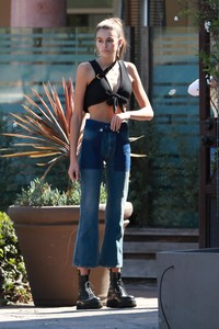 kaia-gerber-out-for-lunch-in-malibu-101117-20.jpg