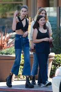 kaia-gerber-out-for-lunch-in-malibu-101117-23.jpg