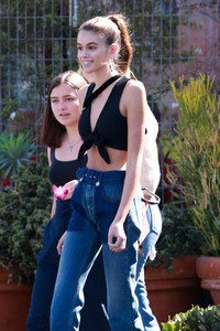 kaia-gerber-out-for-lunch-in-malibu-101117-8.jpg