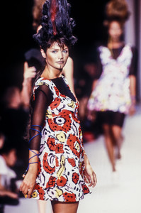 karl-lagerfeld-ss-1994-10.thumb.JPEG.204a13fff77fde4467233ae1411b51ee.JPEG