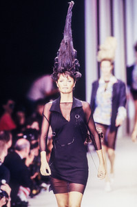 karl-lagerfeld-ss-1994-2.thumb.JPEG.9b4a926d8b121b5876c620dfe53f7b52.JPEG