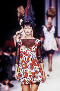 karl-lagerfeld-ss-1994-5.thumb.JPEG.ea40ae8fcacac54ee1f0d039789d5c24.JPEG