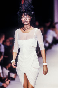 karl-lagerfeld-ss-1994-8.thumb.JPEG.c0f8d1f816f0987f49814fd8fb8e035e.JPEG