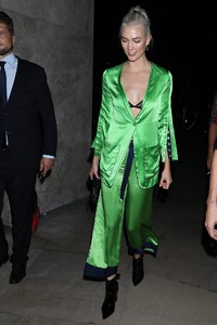 karlie-kloss-arriving-at-cr-fashion-book-party-in-paris-09-30-2017-0.thumb.jpg.724cf9945a6ebcfa8fb3857259b0ecef.jpg