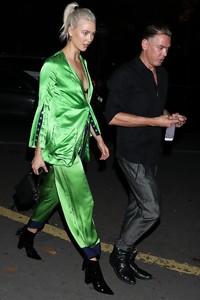 karlie-kloss-arriving-at-cr-fashion-book-party-in-paris-09-30-2017-5.thumb.jpg.f6fd4a95d9f66989521fc5788c69f62f.jpg