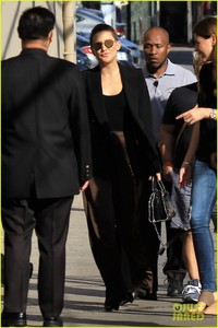 kate-hudson-admits-to-jimmy-kimmel-that-she-panicked-before-shaving-her-head-05.jpg