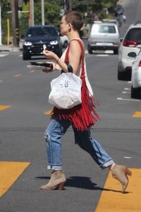 kate-hudson-in-ripped-jeans-west-hollywood-10-10-2017-1.jpg