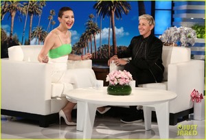 kate-hudson-tells-ellen-shes-thinking-of-bringing-the-mullet-back-after-growing-out-hair-04.jpg