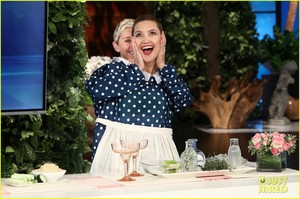 kate-hudson-tells-ellen-shes-thinking-of-bringing-the-mullet-back-after-growing-out-hair-06.jpg