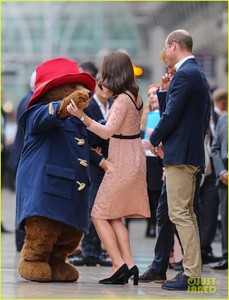 kate-middleton-dances-paddington-bear-01.jpg