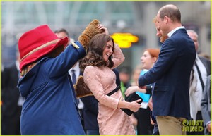 kate-middleton-dances-paddington-bear-02.jpg