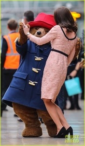 kate-middleton-dances-paddington-bear-03.jpg