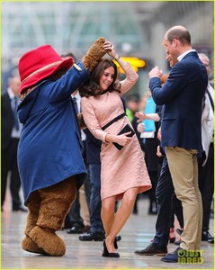 kate-middleton-dances-paddington-bear-05.jpg