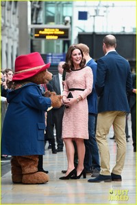 kate-middleton-dances-paddington-bear-06.jpg