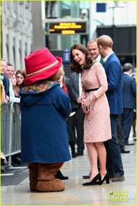 kate-middleton-dances-paddington-bear-07.jpg