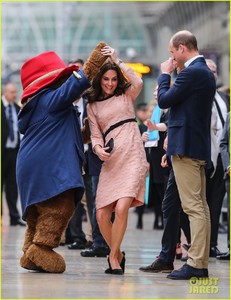 kate-middleton-dances-paddington-bear-11.jpg