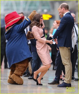 kate-middleton-dances-paddington-bear-14.jpg