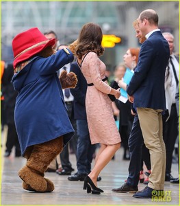 kate-middleton-dances-paddington-bear-15.jpg