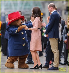 kate-middleton-dances-paddington-bear-18.jpg