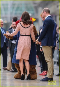 kate-middleton-dances-paddington-bear-22.jpg