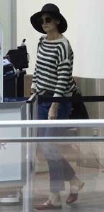 katie-holmes-at-lax-airport-in-la-10-19-2017-4.jpg