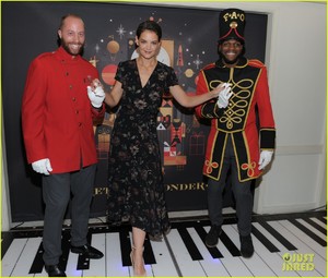 katie-holmes-attends-launch-of-fao-schwartz-holiday-toy-collection-01.JPG