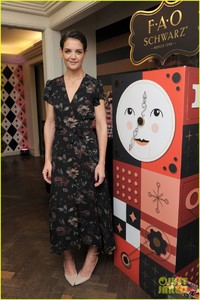 katie-holmes-attends-launch-of-fao-schwartz-holiday-toy-collection-02.JPG