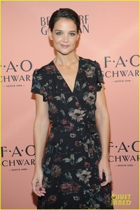 katie-holmes-attends-launch-of-fao-schwartz-holiday-toy-collection-03.JPG