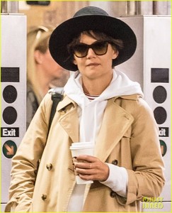 katie-holmes-covers-up-pixie-do-on-the-subway-with-her-mom-01.jpg