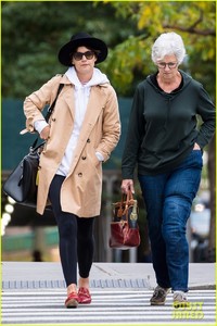 katie-holmes-covers-up-pixie-do-on-the-subway-with-her-mom-02.jpg
