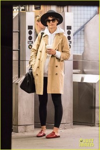 katie-holmes-covers-up-pixie-do-on-the-subway-with-her-mom-06.jpg