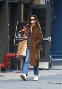 katie-holmes-street-style-shops-at-a.p.c.-in-nyc-10-13-2017-1.jpg