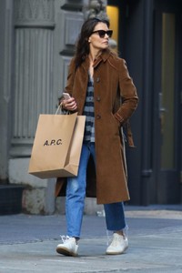 katie-holmes-street-style-shops-at-a.p.c.-in-nyc-10-13-2017-2.jpg