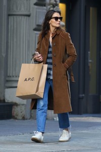 katie-holmes-street-style-shops-at-a.p.c.-in-nyc-10-13-2017-2.jpg