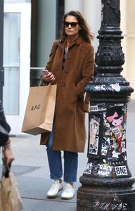 katie-holmes-street-style-shops-at-a.p.c.-in-nyc-10-13-2017-3.jpg