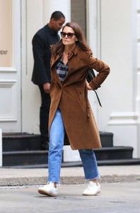 katie-holmes-street-style-shops-at-a.p.c.-in-nyc-10-13-2017-4.jpg