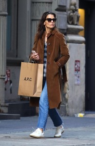katie-holmes-street-style-shops-at-a.p.c.-in-nyc-10-13-2017-6.jpg