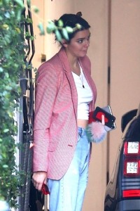 kendall-jenner-at-a-friend-s-house-in-beverly-hills-10-21-2017-3.jpg