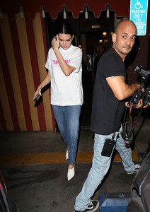 kendall-jenner-out-for-dinner-in-la-102617-11.jpg